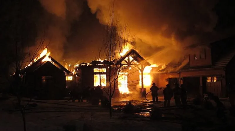 स्वप्न शास्त्र: सपने में आग दिखना क्या देता है यश-समृद्धि या अशुभ संकेत? जानिए हर स्थिति का अर्थ