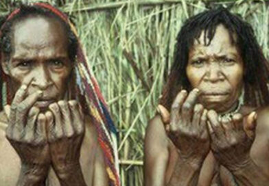 मुखिया की मौत पर महिलाओं को चुकानी पड़ती है दर्दनाक कीमत, उंगलियां काटने की रही क्रूर परंपरा