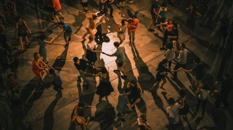 डांस थेरेपी क्या है? सिर्फ नाचना नहीं, शरीर और दिमाग दोनों पर डालती है असर, जानें कैसे करती है काम