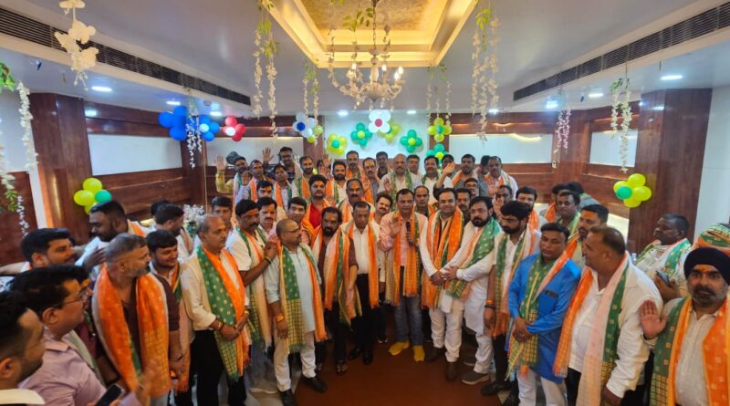 लखनऊ व्यापार मंडल में अमिताभ श्रीवास्तव समेत कई वरिष्ठ व्यापारियों की घर वापसी, सैकड़ों कारोबारी संगठन से जुड़े