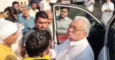 “आप गधे हो, मैं ग्रेजुएट हूं…” OBC आरक्षण पर प्रदर्शन के दौरान बीजेपी विधायक से भिड़ा युवक, तालियों से गूंजा कलेक्ट्रेट