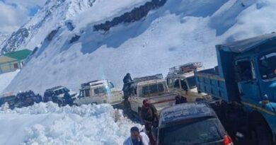14,500 फीट की ऊंचाई पर आदि कैलाश में पहली बार लगा लंबा जाम, बर्फ और बढ़ते वाहनों ने बढ़ाई यात्रियों की मुश्किल
