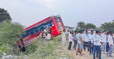 मध्य प्रदेश में दो बड़े सड़क हादसे, उज्जैन में खाई में गिरी यात्रियों से भरी बस, मैहर में ट्रक चालक की मौत; 2 बाइक सवारों ने भी तोड़ा दम