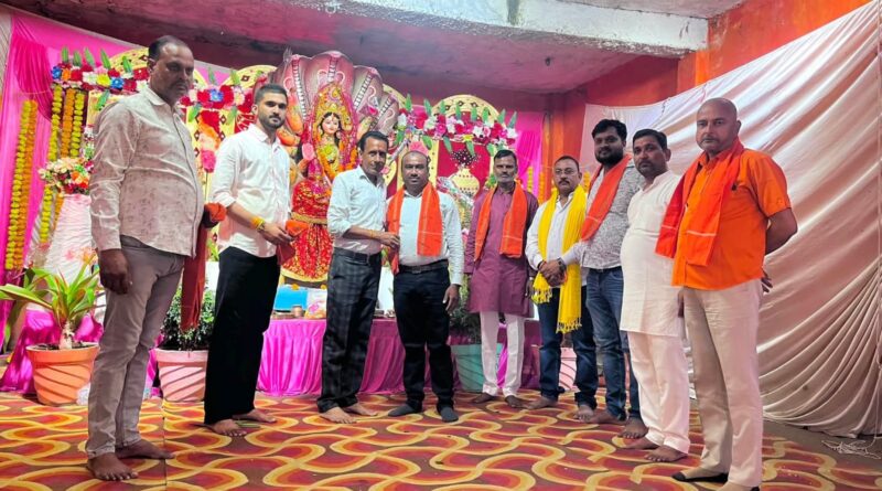 29वें नव दुर्गा पूजा महोत्सव में उमड़ी भीड़, कमलेश्वरी कंचन और कल्पना दुबे के बीच हुआ विशाल जवाबी कीर्तन